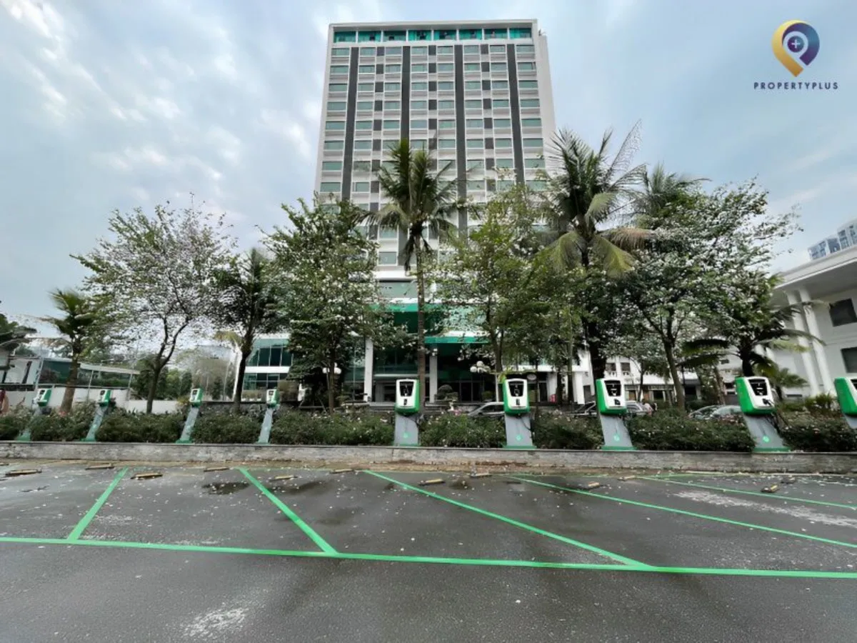 Toàn cảnh tòa nhà D Khách Sạn la Thành nhìn từ bãi đỗ xe, có logo Property Plus.